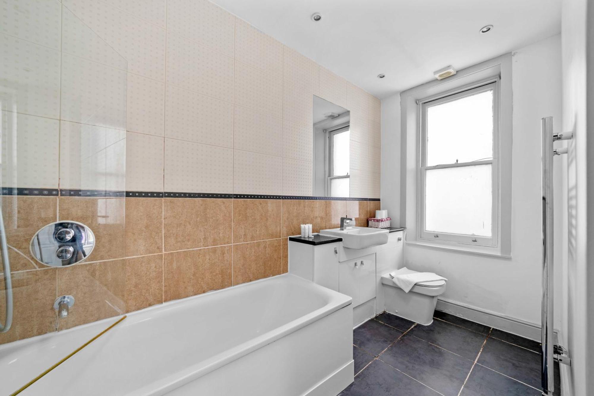 Brilliant 6 Bed Flat In Apartamento